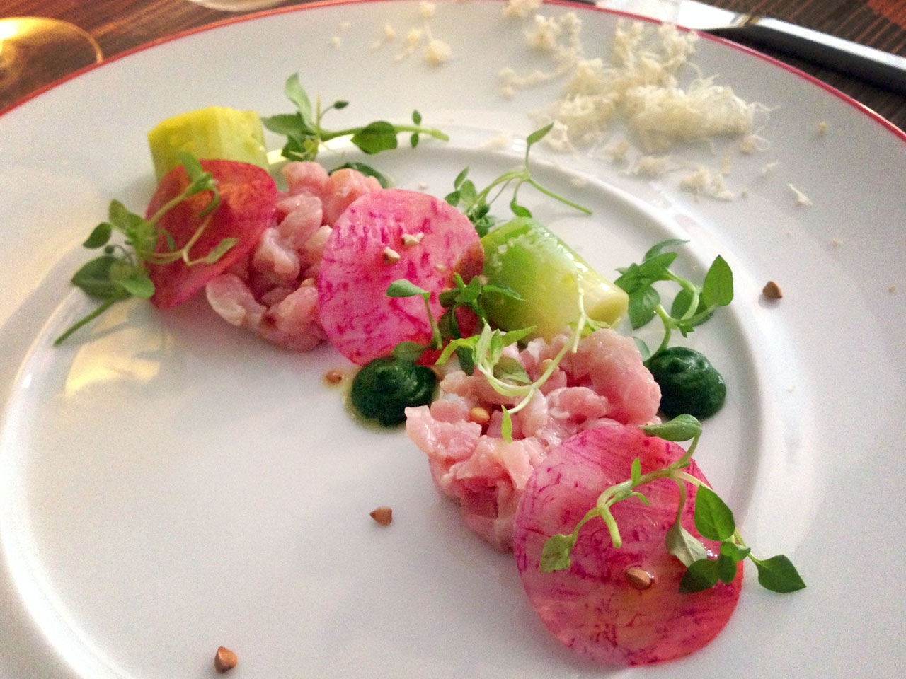 Tartar de vitela marinado com gengibre e parmesão