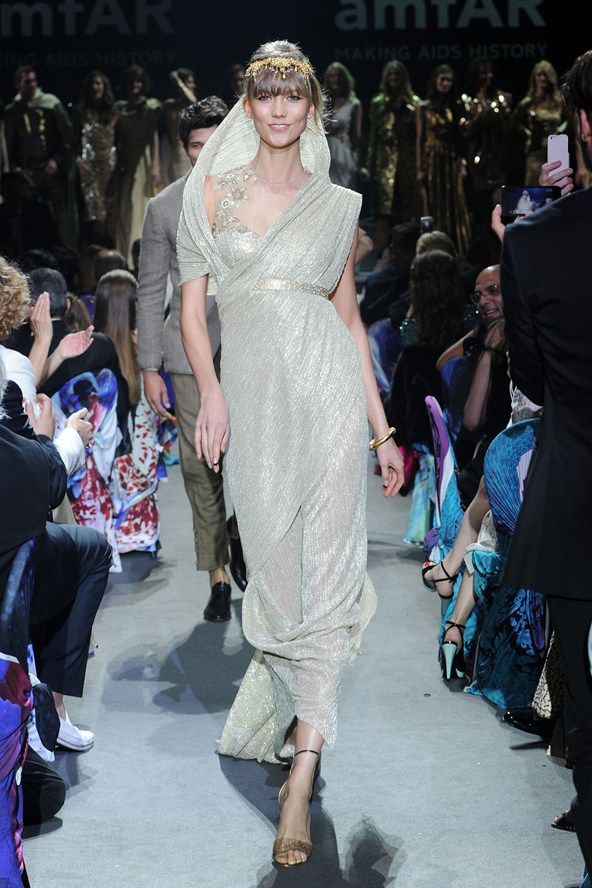 Karlie Kloss in Tarun Tahiliani.