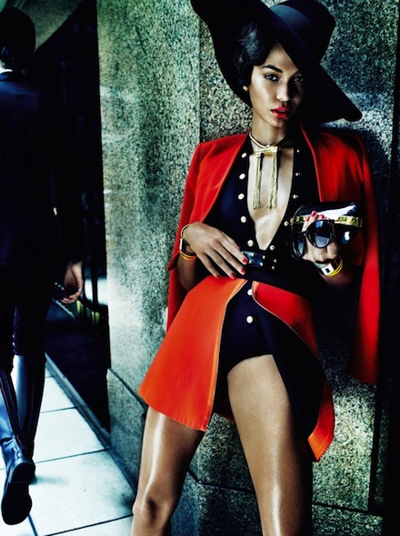 Joan_Smalls_by_Mario_Testino_In_The_Street_-_Vogue_Brazil_June_2013_02