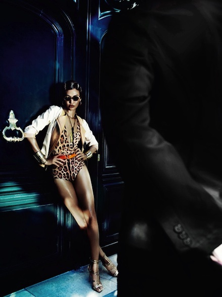 Joan_Smalls_by_Mario_Testino_In_The_Street_-_Vogue_Brazil_June_2013_08