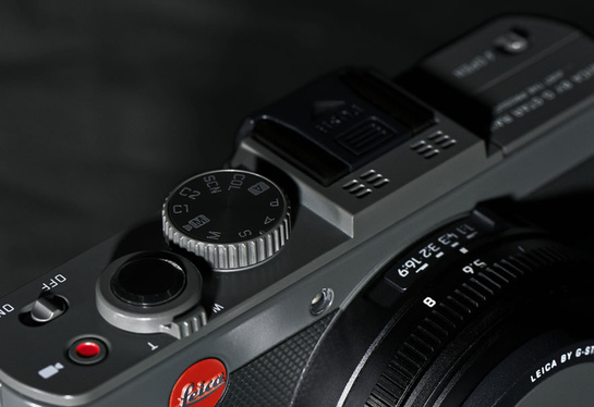 leica_d_lux_edition_par_g_star_raw__en_cuir_nid_d___abeille_noir_et___tui_en_cuir_marron__disponible_le_20_juin_dans_les_boutiques_g_star_et_sur_le_site_internet__990_euros__370702336_north_545x.1