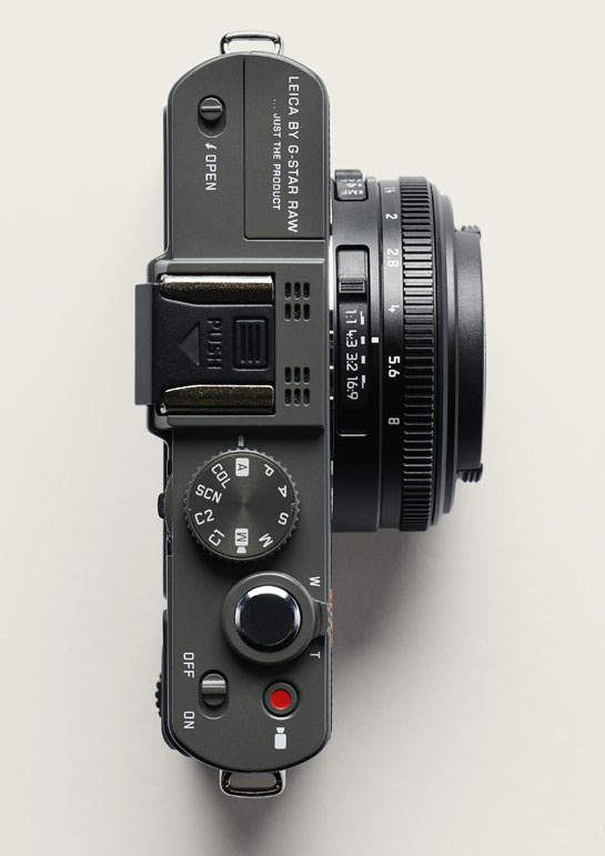 leica_d_lux_edition_par_g_star_raw__en_cuir_nid_d___abeille_noir_et___tui_en_cuir_marron__disponible_le_20_juin_dans_les_boutiques_g_star_et_sur_le_site_internet__990_euros__383437752_north_545x.1