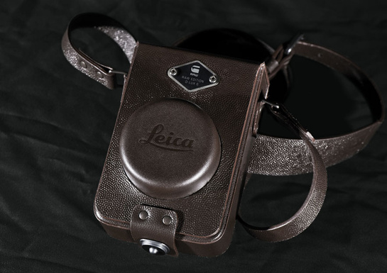 leica_d_lux_edition_par_g_star_raw__en_cuir_nid_d___abeille_noir_et___tui_en_cuir_marron__disponible_le_20_juin_dans_les_boutiques_g_star_et_sur_le_site_internet__990_euros__874109125_north_545x.1