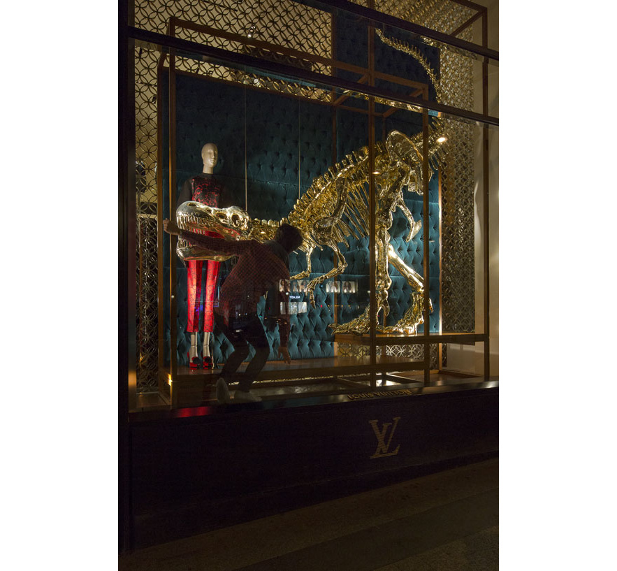 vitrine_d_une_boutique_louis_vuitton_184757380_north_883x.1