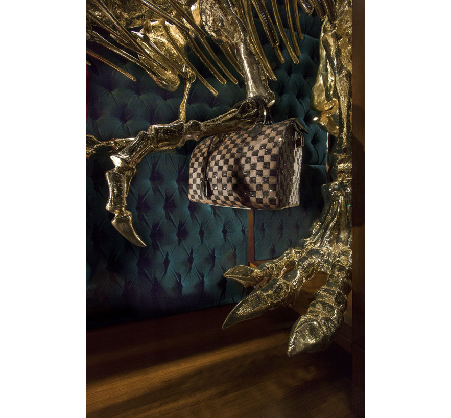 vitrine_d_une_boutique_louis_vuitton_551047518_north_883x.1