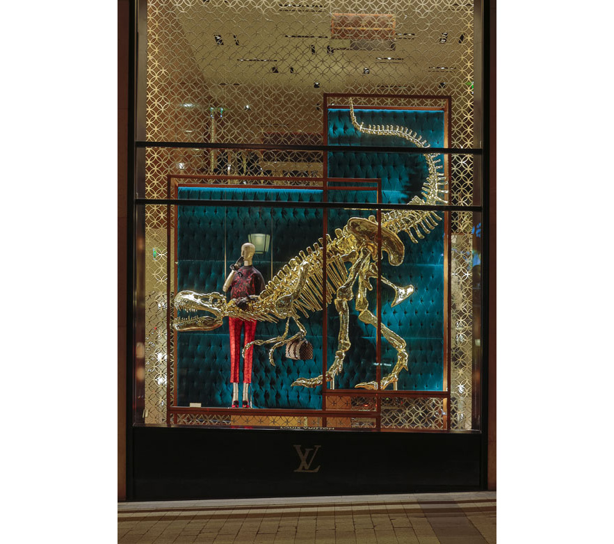 vitrine_d_une_boutique_louis_vuitton_573285146_north_883x.1