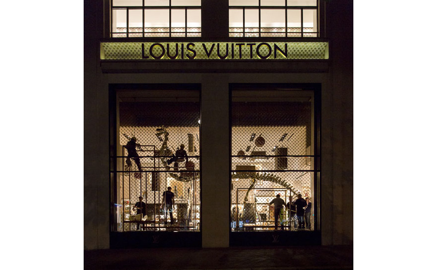 vitrine_d_une_boutique_louis_vuitton_88588113_north_883x.1