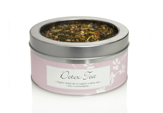 Detox Tea by Detox Delight ?16.50.Com sabor de limão, esse chá promete eliminar as toxinas presentes no corpo. Um pouquinho de canela e óleos essenciais fazem parte dessa delícia. 