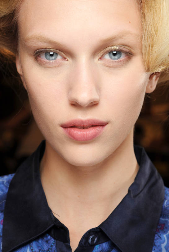 en_backstage_du_d__fil___armani_priv___haute_couture_automne_hiver_2013_2014_12885094_north_545x.1