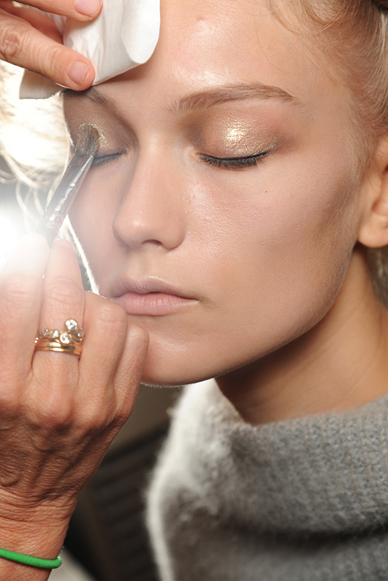 en_backstage_du_d__fil___armani_priv___haute_couture_automne_hiver_2013_2014_162868563_north_545x.1