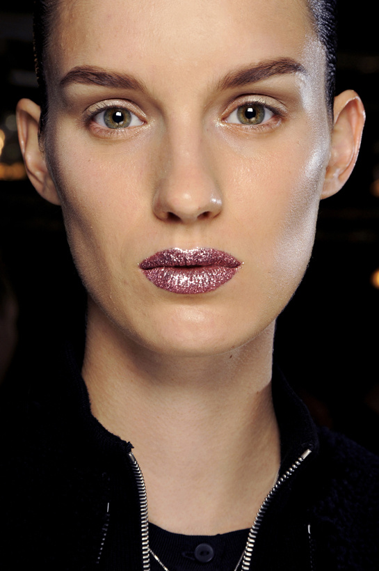 en_backstage_du_d__fil___christian_dior_haute_couture_automne_hiver_2013_2014_837089679_north_545x.1