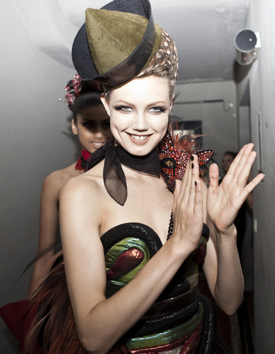 en_backstage_du_d__fil___jean_paul_gaultier_haute_couture_automne_hiver_2013_2014_512681951_north_545x.1