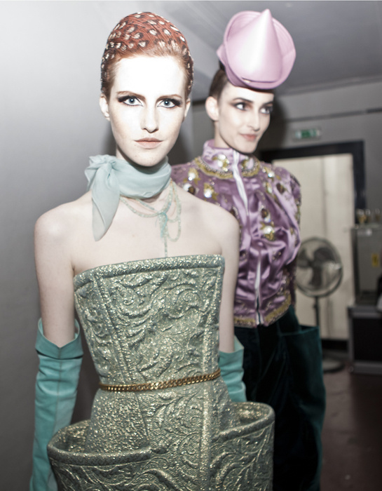 en_backstage_du_d__fil___jean_paul_gaultier_haute_couture_automne_hiver_2013_2014_935743028_north_545x.1