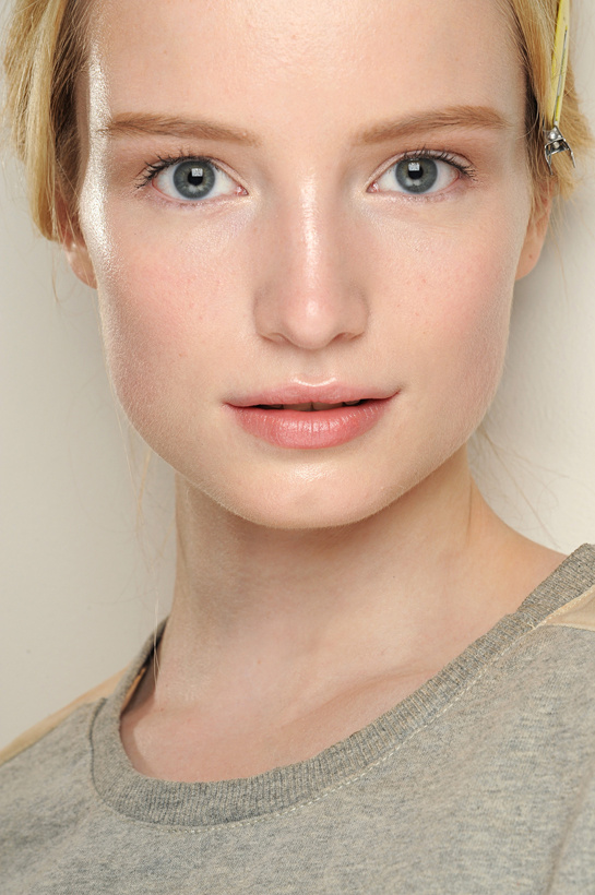 en_backstage_du_d__fil___valentino_haute_couture_automne_hiver_2013_2014_127327262_north_545x.1