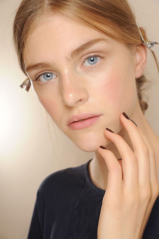 en_backstage_du_d__fil___valentino_haute_couture_automne_hiver_2013_2014_262419860_north_545x.1