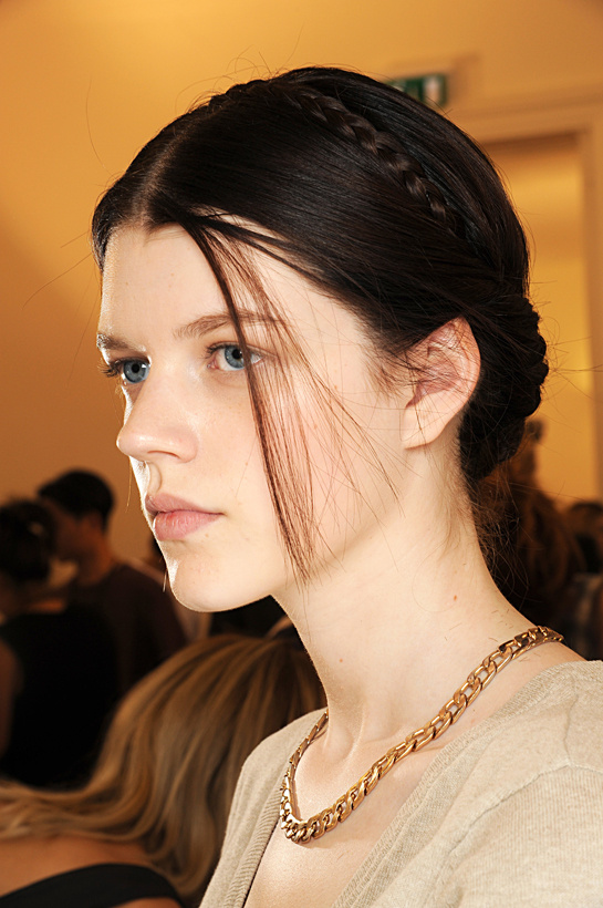 en_backstage_du_d__fil___valentino_haute_couture_automne_hiver_2013_2014_348180444_north_545x.1