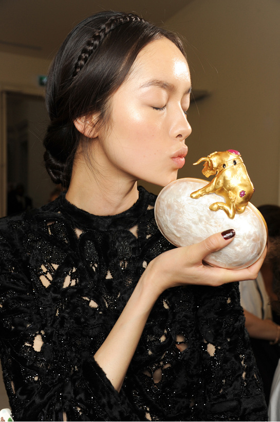 en_backstage_du_d__fil___valentino_haute_couture_automne_hiver_2013_2014_352164356_north_545x.1