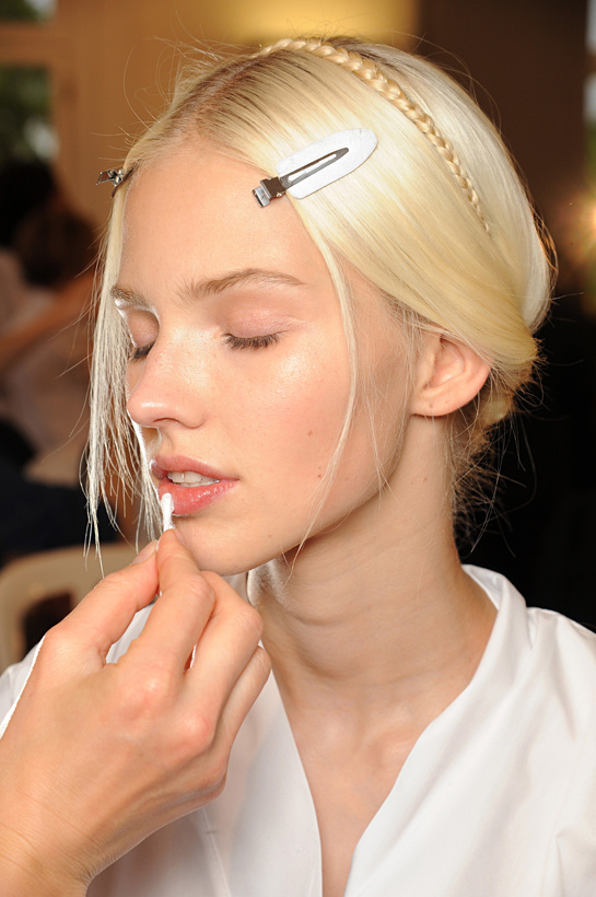 en_backstage_du_d__fil___valentino_haute_couture_automne_hiver_2013_2014_903055557_north_545x.1