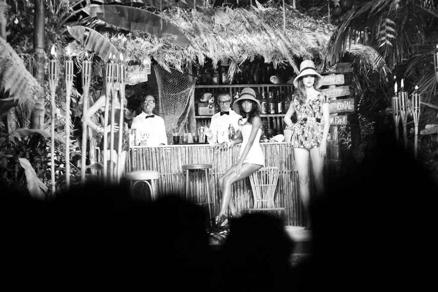 Os designers Dean e Dan, da Dsquared, atrás do bar no desfile da marca