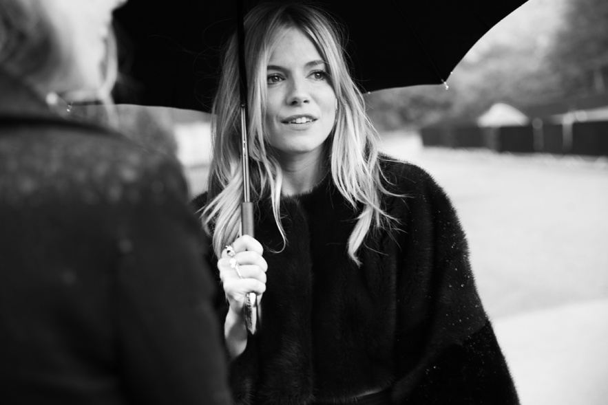 A atriz Sienna Miller no desfile da Burberry Prorsum Spring/Summer 2014
