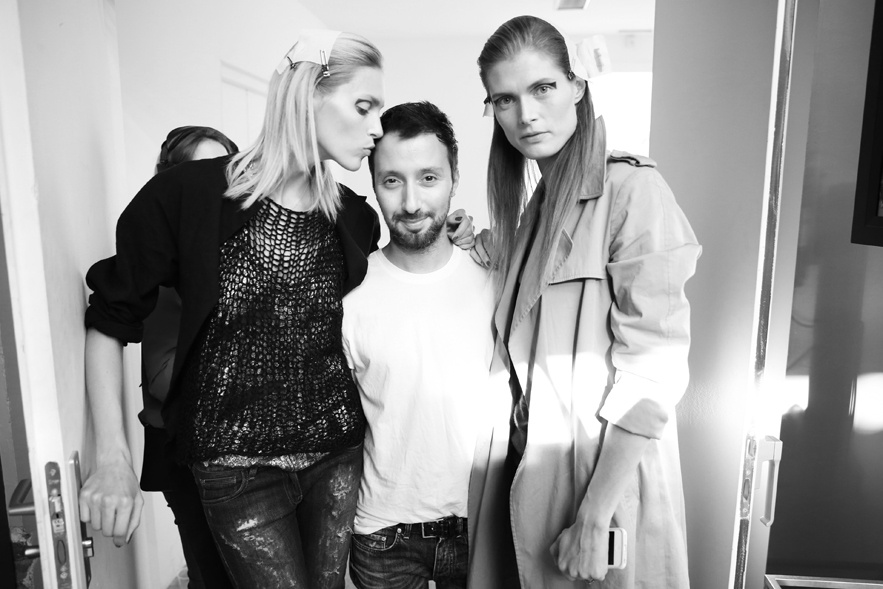 17h15___le_designer_anthony_vaccarello_entour___des_top_anja_rubik_et_malgosia_bela_598265488_north_883x.1