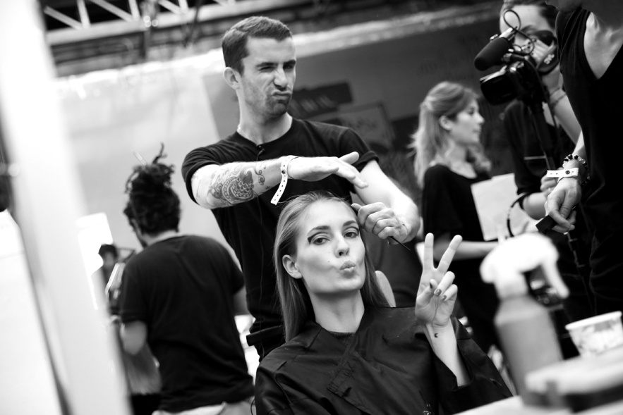17h___le_hair_stylist_anthony_turner_et_le_top_nadja_bender_au_d__fil___anthony_vaccarello__646536196_north_883x.1