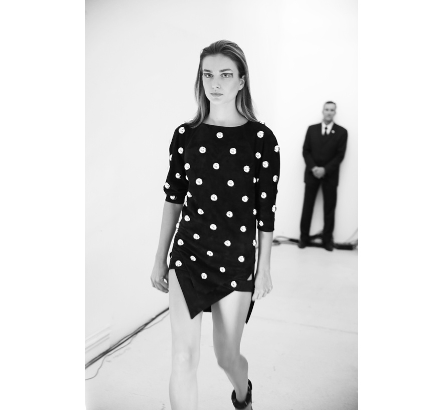 18h20___le_top_andreea_diaconu_en_backstage_apr__s_son_passage_22577379_north_883x.1