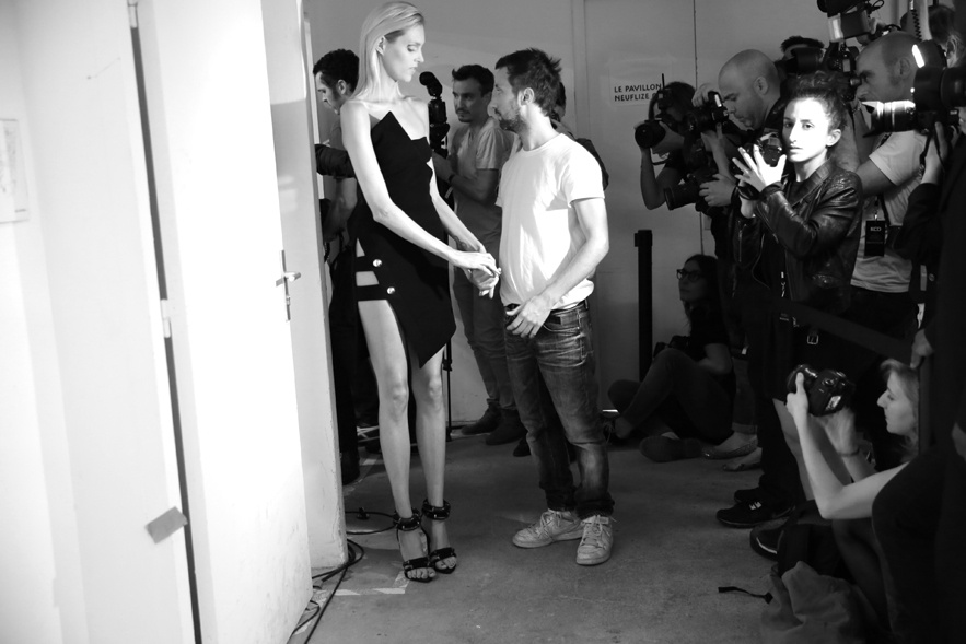 18h25___le_top_anja_rubik_et_anthony_vaccarello_avant_le_final_du_show_146731031_north_883x.1