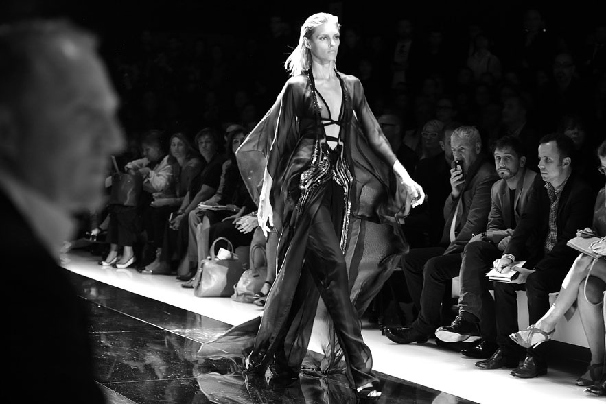 A modelo Anja Rubik no desfile da Gucci