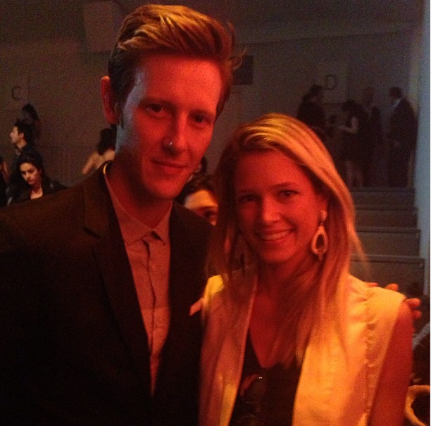 Eu e Gabriel Mann do seriado Revenge no desfile da Osklen