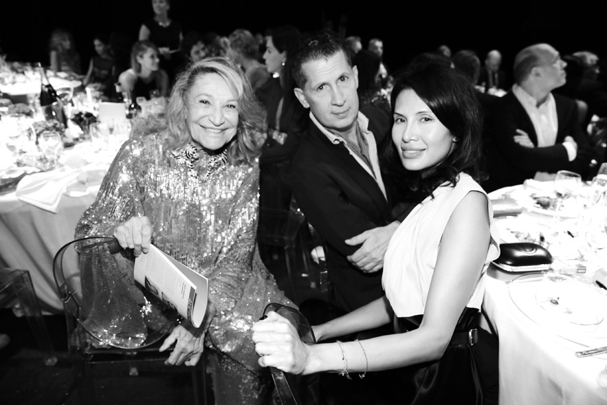 marta_marzotto__le_redacteur_en_chef_du_w_magazine_stefano_tonchi_et_la_directrice_artistique_de_vionnet_goga_ashkenazi_25717969_north_883x