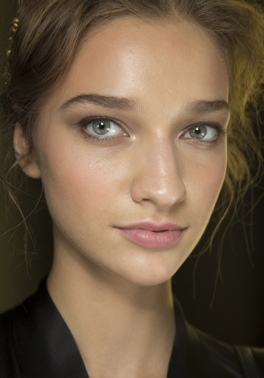 anastasija_titko_en_backstage_du_defile_dolce___gabbana_2014_739542495_north_545x.1