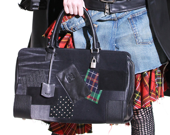 l___amazona_de_loewe_revisit___par_junya_watanabe_488881813_north_545x