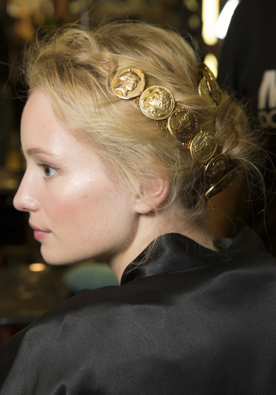 maud_welzen__en_backstage_du_defile_dolce___gabbana_2014__fashion_week_milan_590955730_north_545x.1