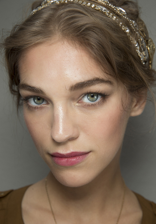 samantha_gradoville_en_backstage_du_defile_dolce___gabbana_2014_359685523_north_545x.1