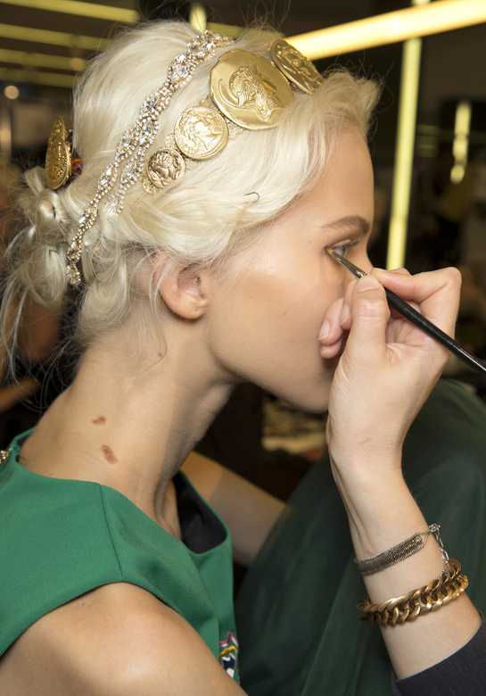 sasha_luss_en_backstage_du_defile_dolce___gabbana_2014_502297259_north_545x.1
