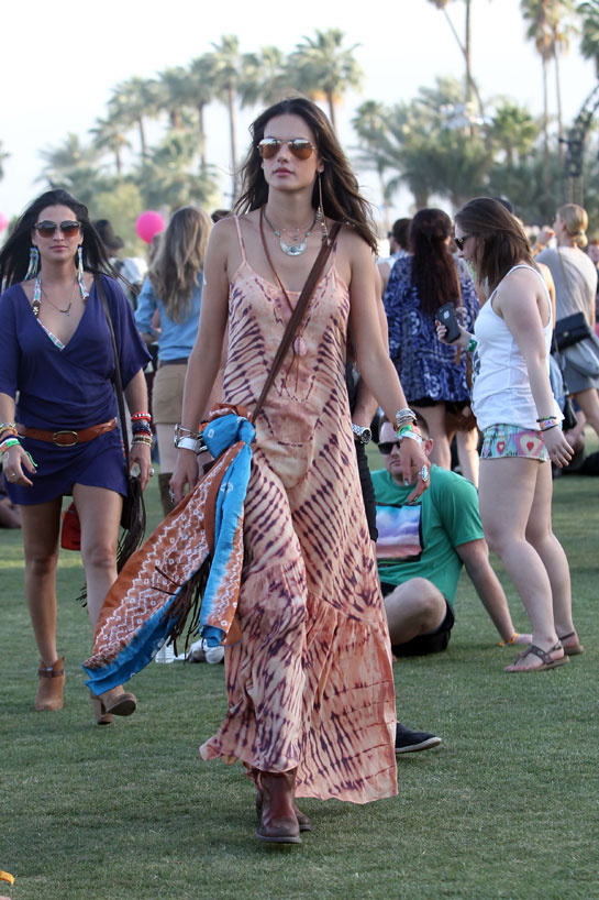les_meilleurs_looks_du_festival_de_coachella_alessandra_ambrosio_902542200_north_545x