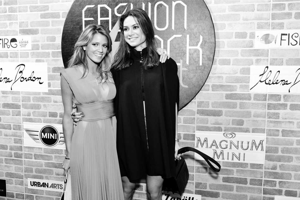 HELENA BORDON E THAILA AYALA 01