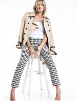 - Calça quadriculada Zara - trench coat Burberry - bracelete dourado (Tods) - scarpin branco Gianvito Rossi - colar, anel e brinco Lool