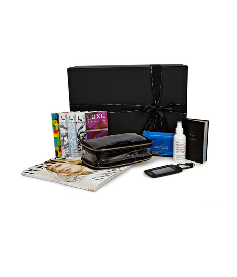 The Travel Box PORTER Magazine Issue 5  Necessíre Anya Hindmarch's 'In Flight'  Caderninho Smythson's 'Places To Remember'   LUXE City Guides' Europe Dicas de Amsterdam, Barcelona, Berlin, Stockholm e Venice Tag da Smythson's  This Works' 'In Transit Spray On Moisture' para a pele Kit Eyeko