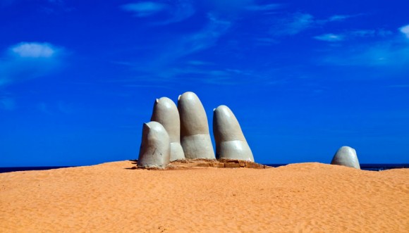 punta-del-este-monumento-al-ahogado-830x474