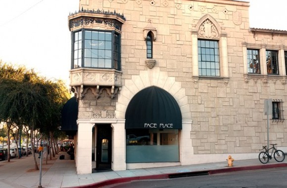 A bela fachada do The Face Place