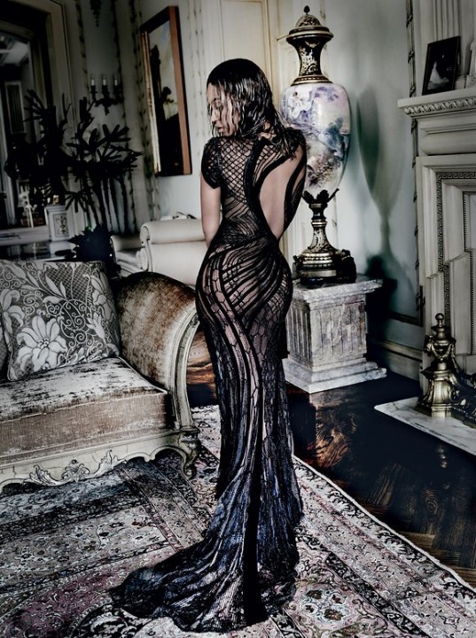 Beyoncé usa Atelier Versace
