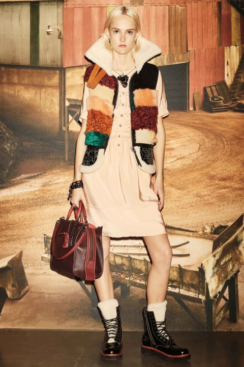 look_10_jpg_8150_north_1382x_black