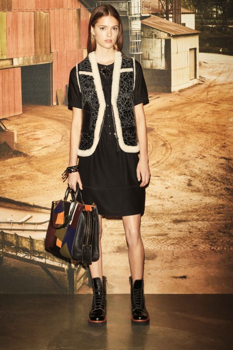 look_25_jpg_2587_north_1382x_black