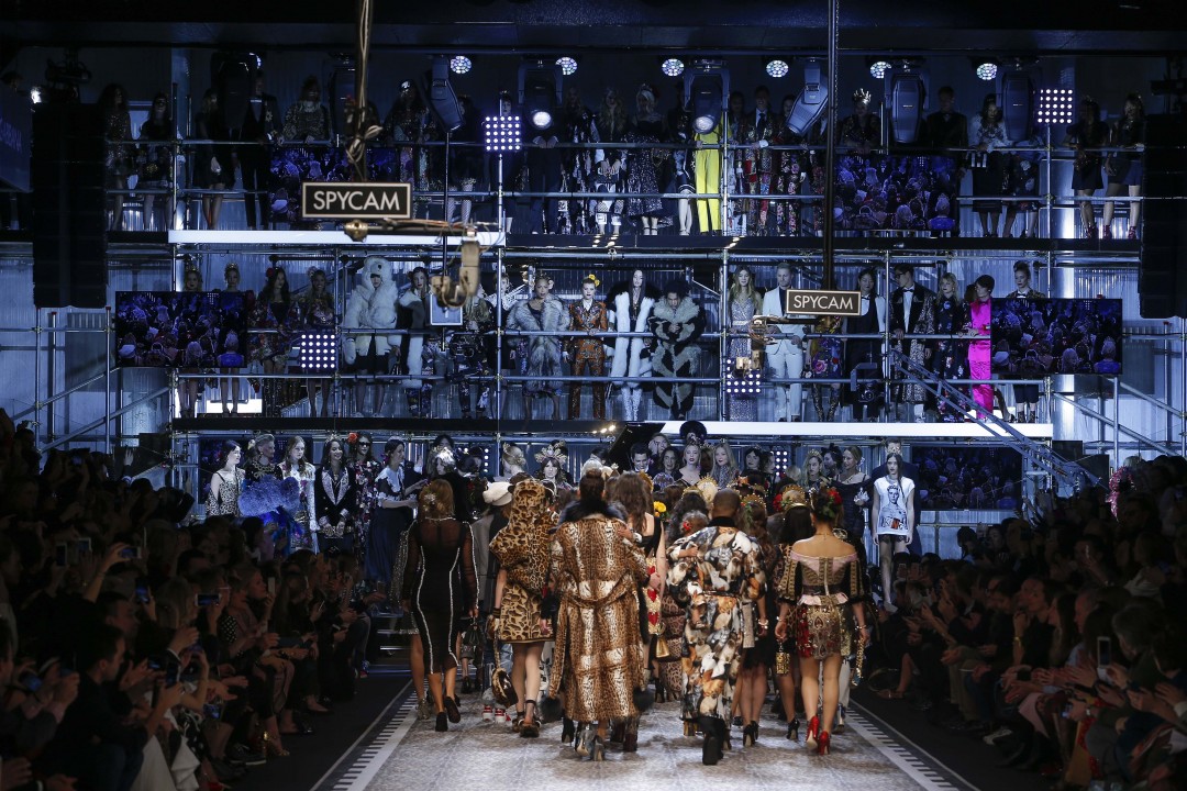 Dolce&Gabbana_women's fashion show fw17-18_finale_images (7)