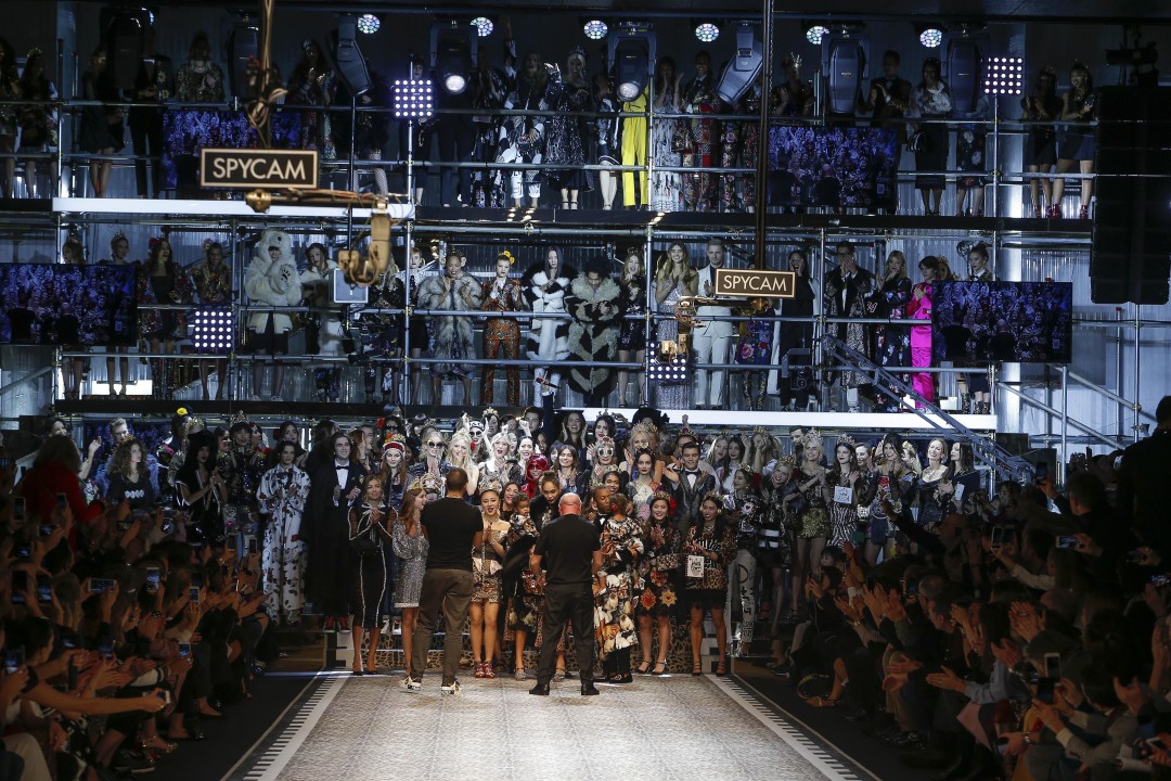 Dolce&Gabbana_women's fashion show fw17-18_finale_images (9)