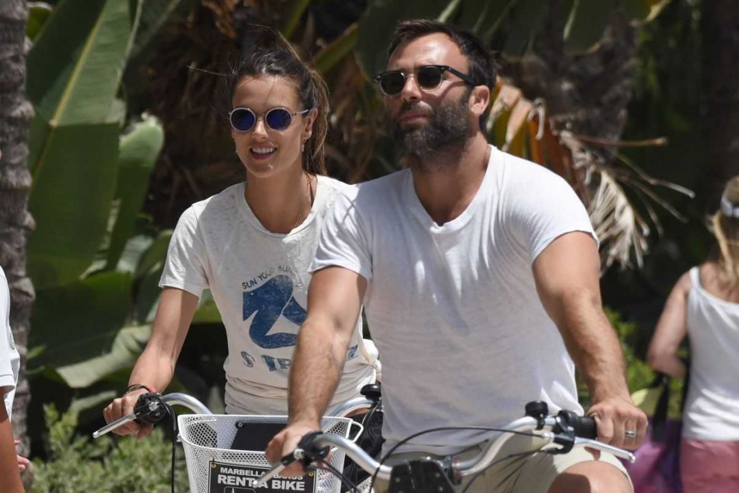 alessandra-ambrosio-and-jamie-mazur-at-a-bike-ride-in-marbella_1318122841