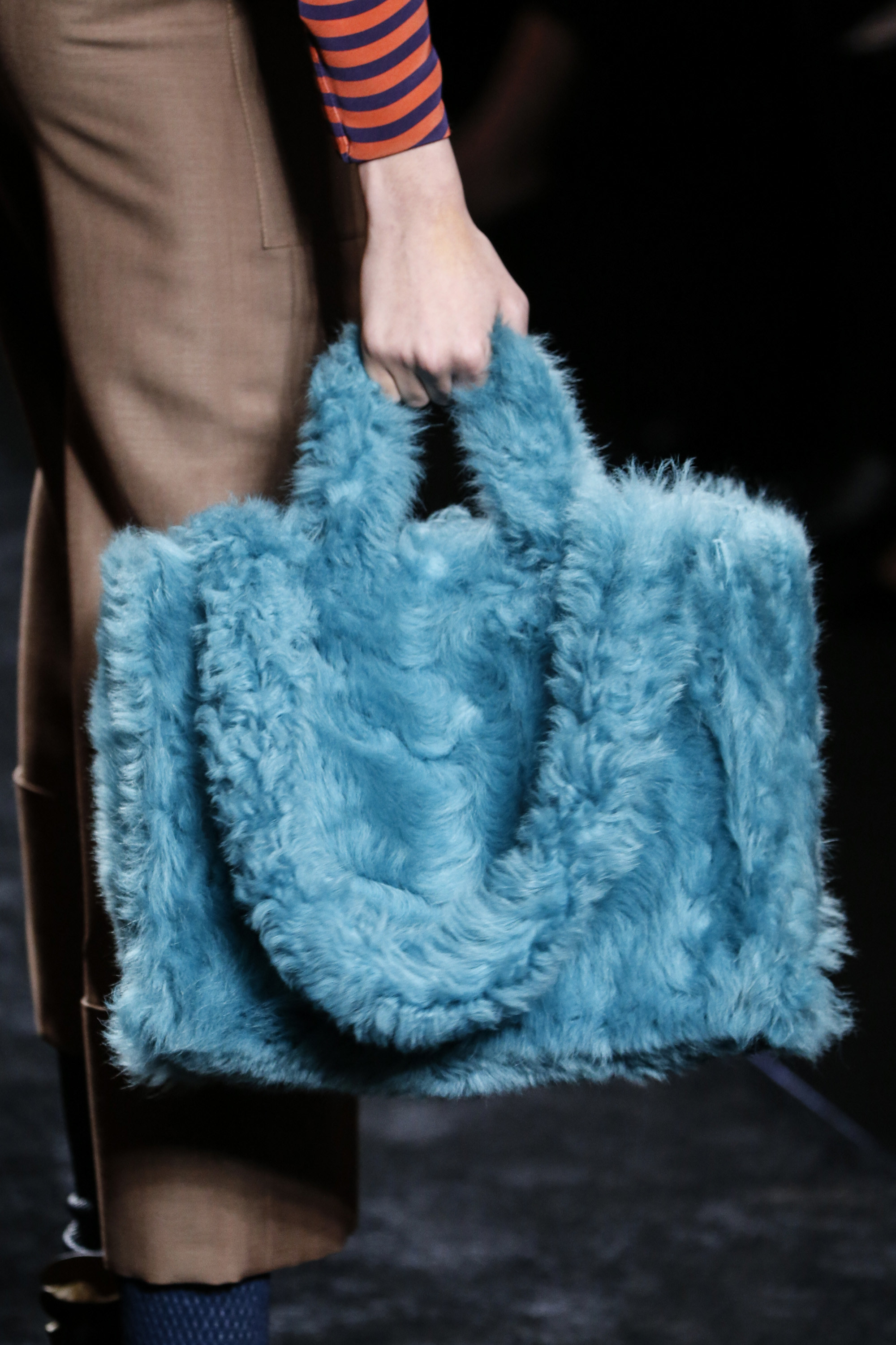 fendi sheepskin bolsa